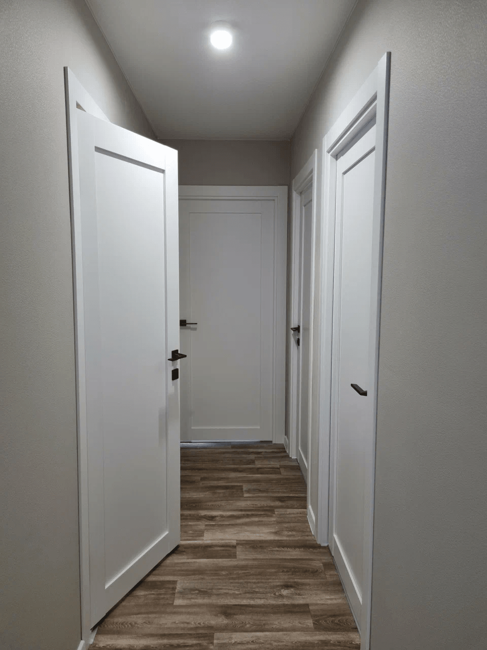 Дверь в стиле неоклассика